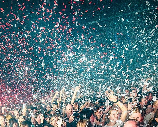 Konfetti und Publikum in der Max-Schmeling-Halle