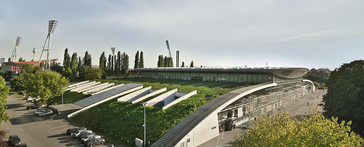 Grünes Dach der Max-Schmeling-Halle.