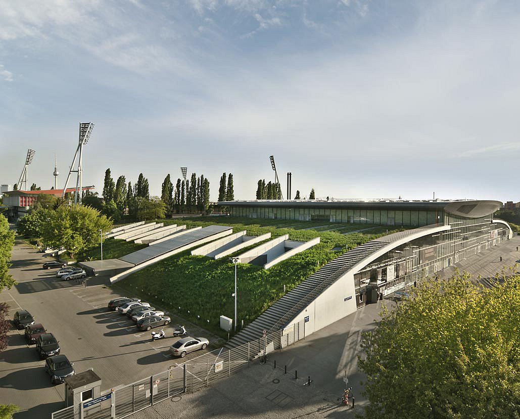 Grünes Dach der Max-Schmeling-Halle.