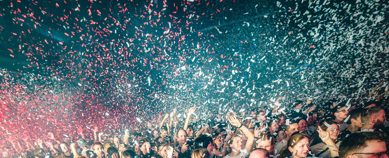 Konfetti und Publikum in der Max-Schmeling-Halle