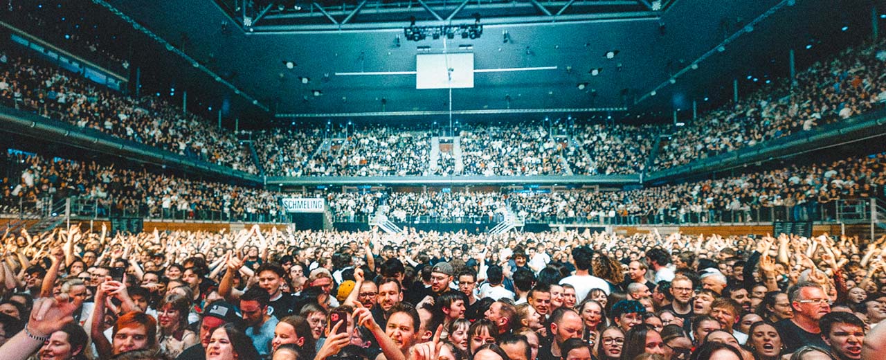 Publikum und ausverkaufte Arena der Max-Schmeling-Halle.