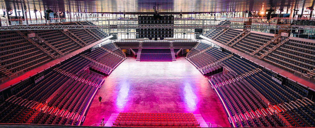 © Markus Werner Leere Arena der Max-Schmeling-Halle in pinkes Licht getaucht.