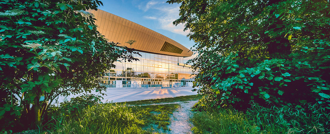 © Andreas Budtke Max-Schmeling-Halle im Grünen.